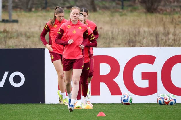 Frankfurt am Main, Deutschland 24. Februar 2026: Vorbereitung auf das Frauen WM-Qualifikationsspiel Deutschland vs. Slovenien - Training Im Bild: v.li. Jule Brand (Deutschland), Sjoeke Nüsken Nuesken (Deutschland), angeschnitten Vivien Endemann (Deutschland) und Larissa Mühlhaus Muehlhaus (Deutschland) Copyright: HMBxMedia MadeleinexFantini