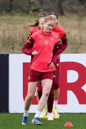 Frankfurt am Main, Deutschland 24. Februar 2026: Vorbereitung auf das Frauen WM-Qualifikationsspiel Deutschland vs. Slovenien - Training Im Bild: Sjoeke Nüsken Nuesken (Deutschland) beim Training mit ihren Mannschaftskolleginnen Copyright: HMBxMedia MadeleinexFantini