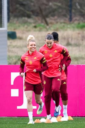 Frankfurt am Main, Deutschland 24. Februar 2026: Vorbereitung auf das Frauen WM-Qualifikationsspiel Deutschland vs. Slovenien - Training Im Bild: v.li. Linda Dallmann (Deutschland) und Carlotta Wamser (Deutschland) Copyright: HMBxMedia MadeleinexFantini