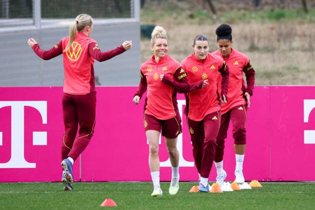 Frankfurt am Main, Deutschland 24. Februar 2026: Vorbereitung auf das Frauen WM-Qualifikationsspiel Deutschland vs. Slovenien - Training Im Bild: v.li. Franziska Kett (Deutschland), Linda Dallmann (Deutschland), Carlotta Wamser (Deutschland) und Shekiera Martinez (Deutschland) Copyright: HMBxMedia MadeleinexFantini