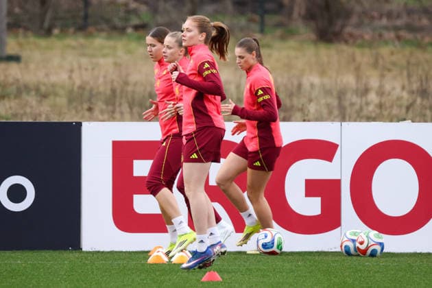 Frankfurt am Main, Deutschland 24. Februar 2026: Vorbereitung auf das Frauen WM-Qualifikationsspiel Deutschland vs. Slovenien - Training Im Bild: v.li. Larissa Mühlhaus Muehlhaus (Deutschland), Vivien Endemann (Deutschland), Sjoeke Nüsken Nuesken (Deutschland) und Jule Brand (Deutschland) Copyright: HMBxMedia MadeleinexFantini