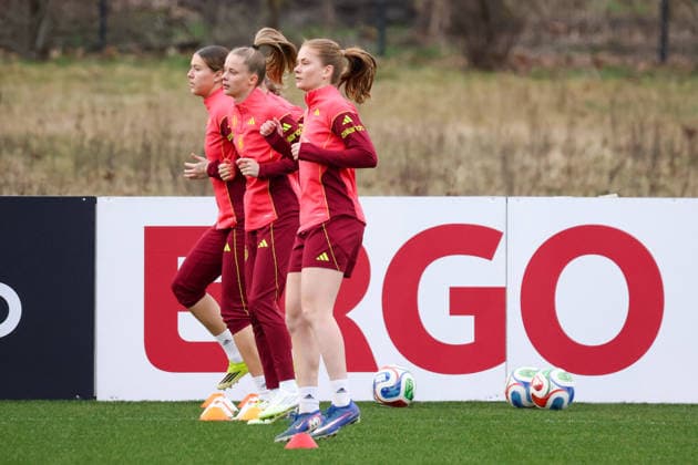 Frankfurt am Main, Deutschland 24. Februar 2026: Vorbereitung auf das Frauen WM-Qualifikationsspiel Deutschland vs. Slovenien - Training Im Bild: v.li. Larissa Mühlhaus Muehlhaus (Deutschland), Vivien Endemann (Deutschland) und Sjoeke Nüsken Nuesken (Deutschland) Copyright: HMBxMedia MadeleinexFantini