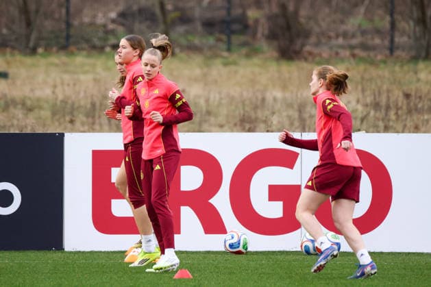 Frankfurt am Main, Deutschland 24. Februar 2026: Vorbereitung auf das Frauen WM-Qualifikationsspiel Deutschland vs. Slovenien - Training Im Bild: v.li. Larissa Mühlhaus Muehlhaus (Deutschland), Vivien Endemann (Deutschland) und Sjoeke Nüsken Nuesken (Deutschland) Copyright: HMBxMedia MadeleinexFantini