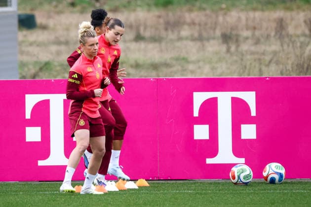 Frankfurt am Main, Deutschland 24. Februar 2026: Vorbereitung auf das Frauen WM-Qualifikationsspiel Deutschland vs. Slovenien - Training Im Bild: v.li. Linda Dallmann (Deutschland) und Carlotta Wamser (Deutschland) Copyright: HMBxMedia MadeleinexFantini