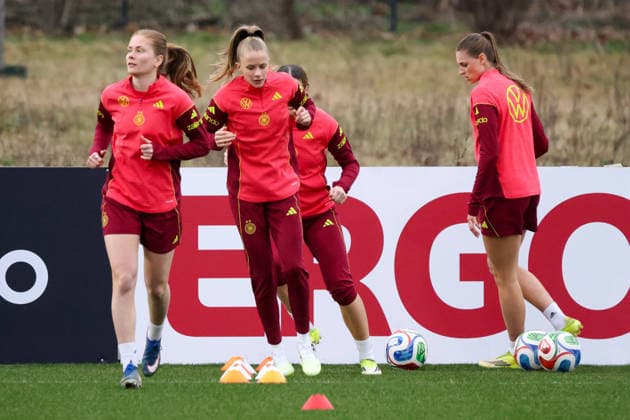 Frankfurt am Main, Deutschland 24. Februar 2026: Vorbereitung auf das Frauen WM-Qualifikationsspiel Deutschland vs. Slovenien - Training Im Bild: v.li. Sjoeke Nüsken Nuesken (Deutschland), Vivien Endemann (Deutschland) und Jule Brand (Deutschland) Copyright: HMBxMedia MadeleinexFantini
