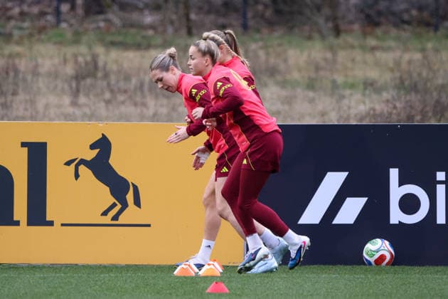 Frankfurt am Main, Deutschland 24. Februar 2026: Vorbereitung auf das Frauen WM-Qualifikationsspiel Deutschland vs. Slovenien - Training Im Bild: v.li. Rebecca Knaak (Deutschland) und Giulia Gwinn (Deutschland) Copyright: HMBxMedia MadeleinexFantini