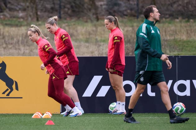 Frankfurt am Main, Deutschland 24. Februar 2026: Vorbereitung auf das Frauen WM-Qualifikationsspiel Deutschland vs. Slovenien - Training Im Bild: v.li. Giulia Gwinn (Deutschland), Rebecca Knaak (Deutschland), Klara Bühl Buehl (Deutschland) und Athletiktrainer Julius Balsmeier (Deutschland) Copyright: HMBxMedia MadeleinexFantini
