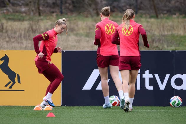 Frankfurt am Main, Deutschland 24. Februar 2026: Vorbereitung auf das Frauen WM-Qualifikationsspiel Deutschland vs. Slovenien - Training Im Bild: v.li. Giulia Gwinn (Deutschland) mit ihren Mannschaftskolleginnen beim Training in Frankfurt Copyright: HMBxMedia MadeleinexFantini