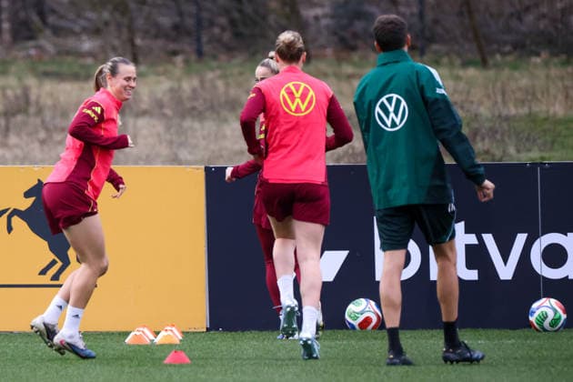 Frankfurt am Main, Deutschland 24. Februar 2026: Vorbereitung auf das Frauen WM-Qualifikationsspiel Deutschland vs. Slovenien - Training Im Bild: v.li. Klara Bühl Buehl (Deutschland) mit ihren Mannschaftskolleginnen beim Training in Frankfurt Copyright: HMBxMedia MadeleinexFantini