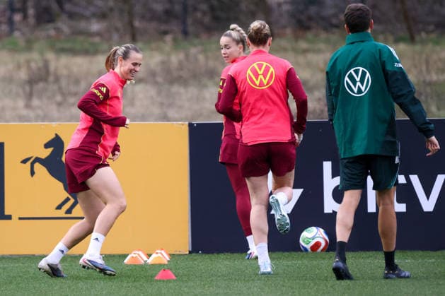Frankfurt am Main, Deutschland 24. Februar 2026: Vorbereitung auf das Frauen WM-Qualifikationsspiel Deutschland vs. Slovenien - Training Im Bild: v.li. Giulia Gwinn (Deutschland) und Klara Bühl (Deutschland) Copyright: HMBxMedia MadeleinexFantini