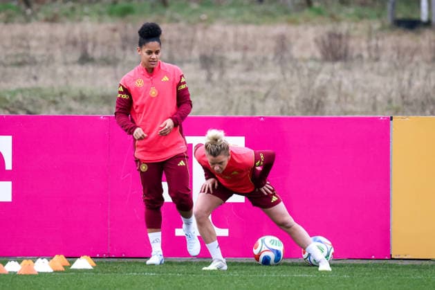 Frankfurt am Main, Deutschland 24. Februar 2026: Vorbereitung auf das Frauen WM-Qualifikationsspiel Deutschland vs. Slovenien - Training Im Bild: v.li. Shekiera Martinez (Deutschland) und Linda Dallmann (Deutschland) Copyright: HMBxMedia MadeleinexFantini
