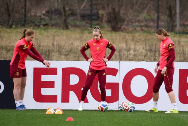 Frankfurt am Main, Deutschland 24. Februar 2026: Vorbereitung auf das Frauen WM-Qualifikationsspiel Deutschland vs. Slovenien - Training Im Bild: v.li. Sjoeke Nüsken Nuesken (Deutschland), Vivien Endemann (Deutschland) und Larissa Mühlhaus Muehlhaus (Deutschland) Copyright: HMBxMedia MadeleinexFantini