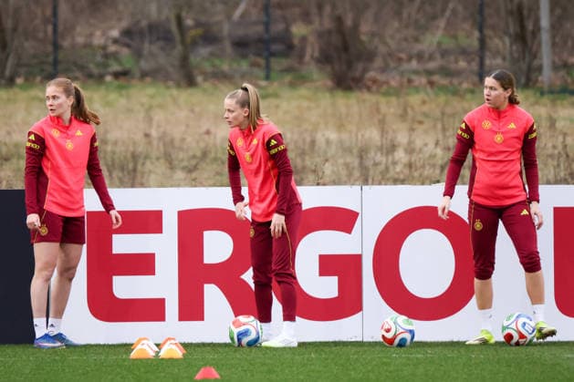 Frankfurt am Main, Deutschland 24. Februar 2026: Vorbereitung auf das Frauen WM-Qualifikationsspiel Deutschland vs. Slovenien - Training Im Bild: v.li. Sjoeke Nüsken Nuesken (Deutschland), Vivien Endemann (Deutschland) und Larissa Mühlhaus Muehlhaus (Deutschland) Copyright: HMBxMedia MadeleinexFantini