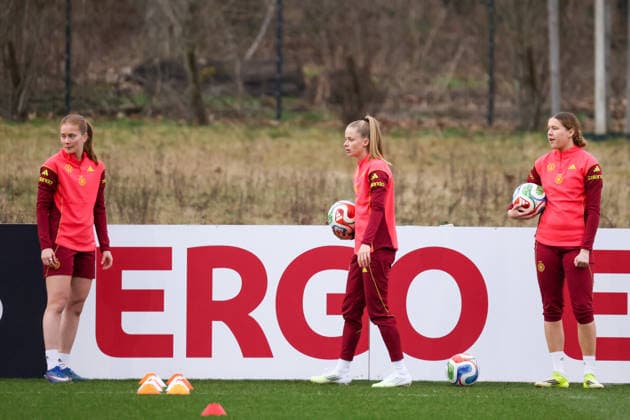 Frankfurt am Main, Deutschland 24. Februar 2026: Vorbereitung auf das Frauen WM-Qualifikationsspiel Deutschland vs. Slovenien - Training Im Bild: v.li. Sjoeke Nüsken Nuesken (Deutschland), Vivien Endemann (Deutschland) und Larissa Mühlhaus Muehlhaus (Deutschland) Copyright: HMBxMedia MadeleinexFantini