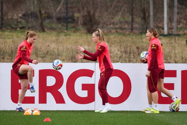 Frankfurt am Main, Deutschland 24. Februar 2026: Vorbereitung auf das Frauen WM-Qualifikationsspiel Deutschland vs. Slovenien - Training Im Bild: v.li. Sjoeke Nüsken Nuesken (Deutschland), Vivien Endemann (Deutschland) und Larissa Mühlhaus Muehlhaus (Deutschland) Copyright: HMBxMedia MadeleinexFantini