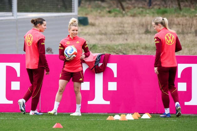 Frankfurt am Main, Deutschland 24. Februar 2026: Vorbereitung auf das Frauen WM-Qualifikationsspiel Deutschland vs. Slovenien - Training Im Bild: v.li. Carlotta Wamser (Deutschland), Linda Dallmann (Deutschland) und Franziska Kett (Deutschland) Copyright: HMBxMedia MadeleinexFantini