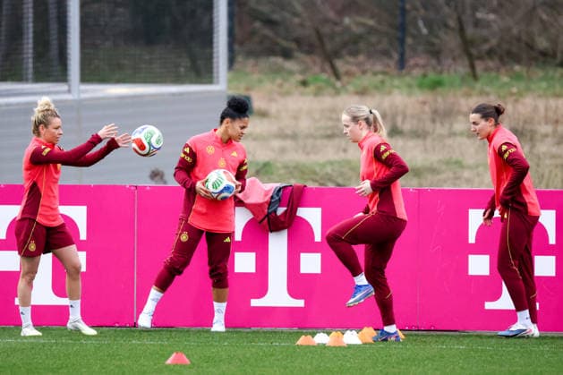 Frankfurt am Main, Deutschland 24. Februar 2026: Vorbereitung auf das Frauen WM-Qualifikationsspiel Deutschland vs. Slovenien - Training Im Bild: v.li. Linda Dallmann (Deutschland), Shekiera Martinez (Deutschland), Franziska Kett (Deutschland) und Carlotta Wamser (Deutschland) Copyright: HMBxMedia MadeleinexFantini
