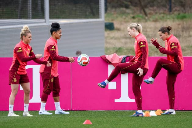 Frankfurt am Main, Deutschland 24. Februar 2026: Vorbereitung auf das Frauen WM-Qualifikationsspiel Deutschland vs. Slovenien - Training Im Bild: v.li. Linda Dallmann (Deutschland), Shekiera Martinez (Deutschland), Franziska Kett (Deutschland) und Carlotta Wamser (Deutschland) Copyright: HMBxMedia MadeleinexFantini