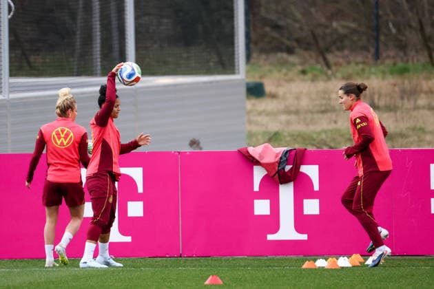 Frankfurt am Main, Deutschland 24. Februar 2026: Vorbereitung auf das Frauen WM-Qualifikationsspiel Deutschland vs. Slovenien - Training Im Bild: v.li. Linda Dallmann (Deutschland), Shekiera Martinez (Deutschland) und Carlotta Wamser (Deutschland) Copyright: HMBxMedia MadeleinexFantini