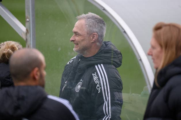 Frankfurt am Main, Deutschland 24. Februar 2026: Vorbereitung auf das Frauen WM-Qualifikationsspiel Deutschland vs. Slovenien - Training Im Bild: Bundestrainer Christian Wück Wueck (Deutschland) beim Training in Frankfurt Copyright: HMBxMedia MadeleinexFantini