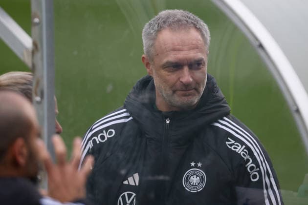Frankfurt am Main, Deutschland 24. Februar 2026: Vorbereitung auf das Frauen WM-Qualifikationsspiel Deutschland vs. Slovenien - Training Im Bild: Bundestrainer Christian Wück Wueck (Deutschland) beim Training in Frankfurt Copyright: HMBxMedia MadeleinexFantini