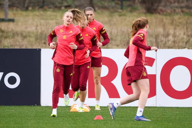 Frankfurt am Main, Deutschland 24. Februar 2026: Vorbereitung auf das Frauen WM-Qualifikationsspiel Deutschland vs. Slovenien - Training Im Bild: v.li. Vivien Endemann (Deutschland), Larissa Mühlhaus Muehlhaus (Deutschland), Jule Brand (Deutschland) und Sjoeke Nüsken Nuesken (Deutschland) Copyright: HMBxMedia MadeleinexFantini