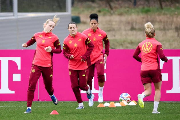 Frankfurt am Main, Deutschland 24. Februar 2026: Vorbereitung auf das Frauen WM-Qualifikationsspiel Deutschland vs. Slovenien - Training Im Bild: v.li. Franziska Kett (Deutschland), Carlotta Wamser (Deutschland), Shekiera Martienz (Deutschland) und Linda Dallmann (Deutschland) Copyright: HMBxMedia MadeleinexFantini