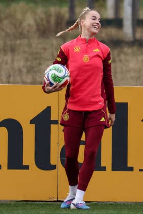 Frankfurt am Main, Deutschland 24. Februar 2026: Vorbereitung auf das Frauen WM-Qualifikationsspiel Deutschland vs. Slovenien - Training Im Bild: Giulia Gwinn (Deutschland) lachend Copyright: HMBxMedia MadeleinexFantini