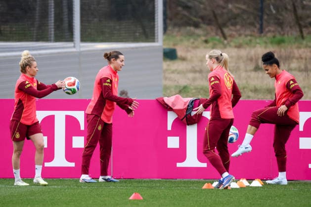 Frankfurt am Main, Deutschland 24. Februar 2026: Vorbereitung auf das Frauen WM-Qualifikationsspiel Deutschland vs. Slovenien - Training Im Bild: v.li. Linda Dallmann (Deutschland), Carlotta Wamser (Deutschland), Franziska Kett (Deutschland) und Shekiera Martinez (Deutschland) Copyright: HMBxMedia MadeleinexFantini