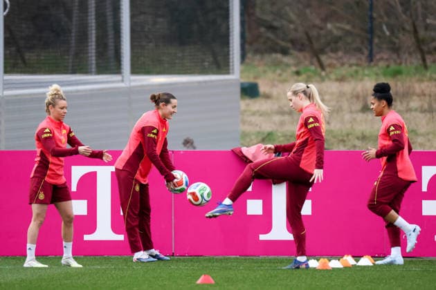 Frankfurt am Main, Deutschland 24. Februar 2026: Vorbereitung auf das Frauen WM-Qualifikationsspiel Deutschland vs. Slovenien - Training Im Bild: v.li. Linda Dallmann (Deutschland), Carlotta Wamser (Deutschland), Franziska Kett (Deutschland) und Shekiera Martinez (Deutschland) Copyright: HMBxMedia MadeleinexFantini