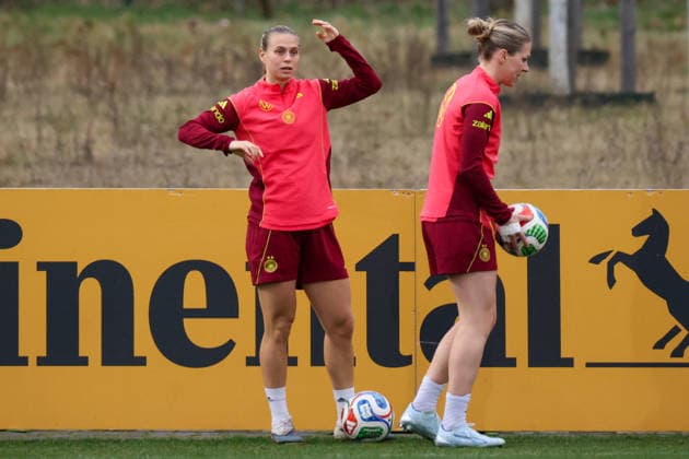 Frankfurt am Main, Deutschland 24. Februar 2026: Vorbereitung auf das Frauen WM-Qualifikationsspiel Deutschland vs. Slovenien - Training Im Bild: v.li. Klara Bühl Buehl (Deutschland) und Rebecca Knaak (Deutschland) Copyright: HMBxMedia MadeleinexFantini
