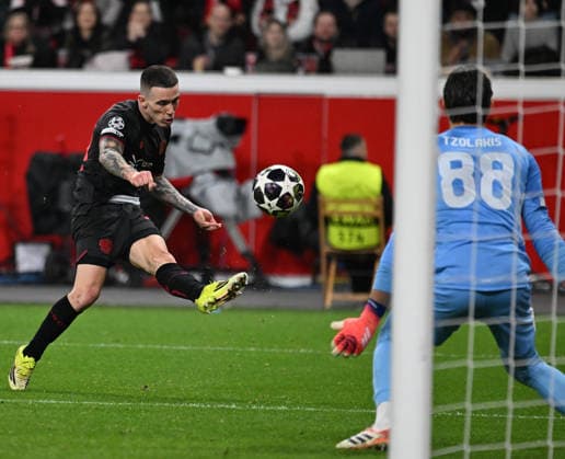 28.01.2025, xophax, Fussball , UEFA Champions League , 2025 2026 , Bayer Leverkusen gegen Olympiakos Piräus. Alejandro Grimaldo ( Bayer 04 ) und Torwart Kostas Tzolakis , rechts ( Piräus ) Leverkusen