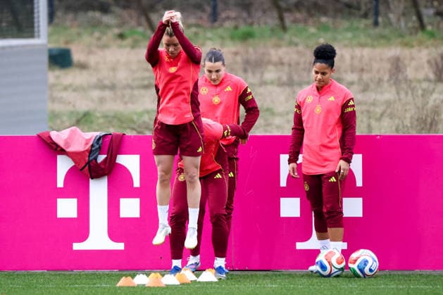 Frankfurt am Main, Deutschland 24. Februar 2026: Vorbereitung auf das Frauen WM-Qualifikationsspiel Deutschland vs. Slovenien - Training Im Bild: v.li. Linda Dallmann (Deutschland), Carlotta Wamser (Deutschland) und Shekiera Martinez (Deutschland) Copyright: HMBxMedia MadeleinexFantini