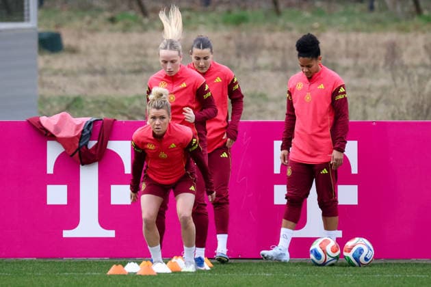 Frankfurt am Main, Deutschland 24. Februar 2026: Vorbereitung auf das Frauen WM-Qualifikationsspiel Deutschland vs. Slovenien - Training Im Bild: v.li. Linda Dallmann (Deutschland), Franziska Kett (Deutschland), Carlotta Wamser (Deutschland) und Shekiera Martinez (Deutschland) Copyright: HMBxMedia MadeleinexFantini