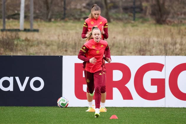 Frankfurt am Main, Deutschland 24. Februar 2026: Vorbereitung auf das Frauen WM-Qualifikationsspiel Deutschland vs. Slovenien - Training Im Bild: v.li. Jule Brand (Deutschland) und Vivien Endemann (Deutschland) Copyright: HMBxMedia MadeleinexFantini