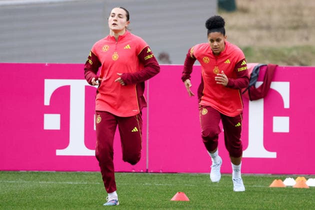 Frankfurt am Main, Deutschland 24. Februar 2026: Vorbereitung auf das Frauen WM-Qualifikationsspiel Deutschland vs. Slovenien - Training Im Bild: v.li. Carlotta Wamser (Deutschland) und Shekiera Martinez (Deutschland) Copyright: HMBxMedia MadeleinexFantini
