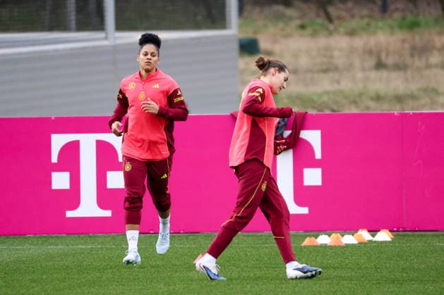 Frankfurt am Main, Deutschland 24. Februar 2026: Vorbereitung auf das Frauen WM-Qualifikationsspiel Deutschland vs. Slovenien - Training Im Bild: v.li. Shekiera Martinez (Deutschland) und Carlotta Wamser (Deutschland) Copyright: HMBxMedia MadeleinexFantini