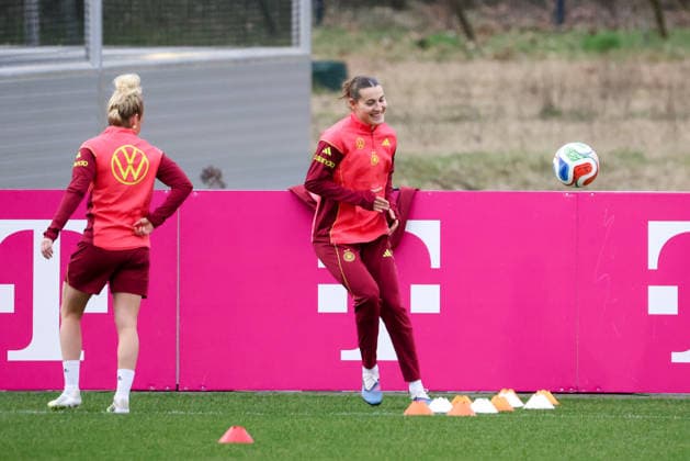 Frankfurt am Main, Deutschland 24. Februar 2026: Vorbereitung auf das Frauen WM-Qualifikationsspiel Deutschland vs. Slovenien - Training Im Bild: v.li. Linda Dallmann (Deutschland) und Carlotta Wamser (Deutschland) Copyright: HMBxMedia MadeleinexFantini