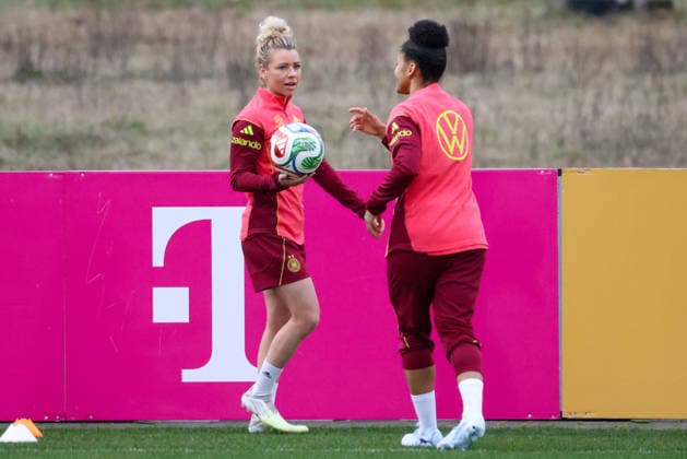 Frankfurt am Main, Deutschland 24. Februar 2026: Vorbereitung auf das Frauen WM-Qualifikationsspiel Deutschland vs. Slovenien - Training Im Bild: v.li. Linda Dallmann (Deutschland) und Shekiera Martinez (Deutschland) Copyright: HMBxMedia MadeleinexFantini