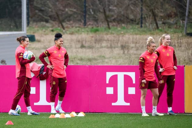 Frankfurt am Main, Deutschland 24. Februar 2026: Vorbereitung auf das Frauen WM-Qualifikationsspiel Deutschland vs. Slovenien - Training Im Bild: v.li. Carlotta Wamser (Deutschland), Shekiera Martinez (Deutschland), Linda Dallmann (Deutschland) und Franziska Kett (Deutschland) Copyright: HMBxMedia MadeleinexFantini