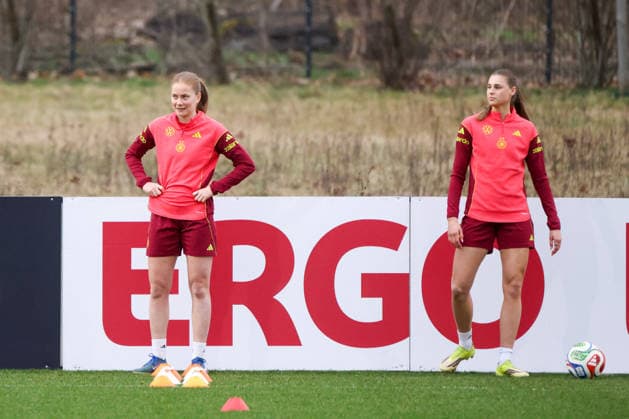 Frankfurt am Main, Deutschland 24. Februar 2026: Vorbereitung auf das Frauen WM-Qualifikationsspiel Deutschland vs. Slovenien - Training Im Bild: v.li. Sjoeke Nüsken Nuesken (Deutschland) und Jule Brand (Deutschland) Copyright: HMBxMedia MadeleinexFantini