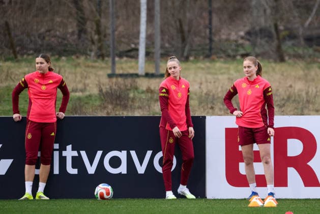 Frankfurt am Main, Deutschland 24. Februar 2026: Vorbereitung auf das Frauen WM-Qualifikationsspiel Deutschland vs. Slovenien - Training Im Bild: v.li. Larissa Mühlhaus Muehlhaus (Deutschland), Vivien Endemann (Deutschland) und Sjoeke Nüsken Nuesken (Deutschland) Copyright: HMBxMedia MadeleinexFantini