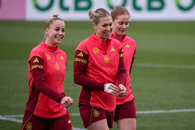 Frankfurt am Main, Deutschland 24. Februar 2026: Vorbereitung auf das Frauen WM-Qualifikationsspiel Deutschland vs. Slovenien - Training Im Bild: v.li. Giulia Gwinn (Deutschland), Rebecca Knaak (Deutschland) und Sjoeke Nüsken Nuesken (Deutschland) Copyright: HMBxMedia MadeleinexFantini