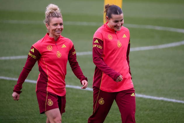Frankfurt am Main, Deutschland 24. Februar 2026: Vorbereitung auf das Frauen WM-Qualifikationsspiel Deutschland vs. Slovenien - Training Im Bild: v.li. Linda Dallmann (Deutschland) und Carlotta Wamser (Deutschland) Copyright: HMBxMedia MadeleinexFantini