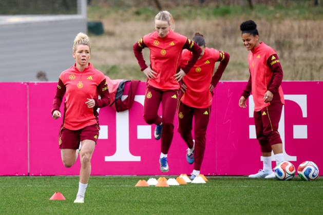 Frankfurt am Main, Deutschland 24. Februar 2026: Vorbereitung auf das Frauen WM-Qualifikationsspiel Deutschland vs. Slovenien - Training Im Bild: v.li. Linda Dallmann (Deutschland), Franziska Kett (Deutschland), Carlotta Wamser (Deutschland) und Shekiera Martinez (Deutschland) Copyright: HMBxMedia MadeleinexFantini