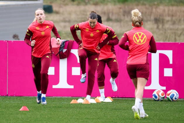 Frankfurt am Main, Deutschland 24. Februar 2026: Vorbereitung auf das Frauen WM-Qualifikationsspiel Deutschland vs. Slovenien - Training Im Bild: v.li. Franziska Kett (Deutschland), Carlotta Wamser (Deutschland) und Linda Dallmann (Deutschland) Copyright: HMBxMedia MadeleinexFantini