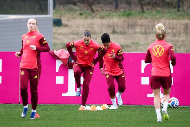 Frankfurt am Main, Deutschland 24. Februar 2026: Vorbereitung auf das Frauen WM-Qualifikationsspiel Deutschland vs. Slovenien - Training Im Bild: v.li. Franziska Kett (Deutschland), Carlotta Wamser (Deutschland), Shekiera Martienz (Deutschland) und Linda Dallmann (Deutschland) Copyright: HMBxMedia MadeleinexFantini