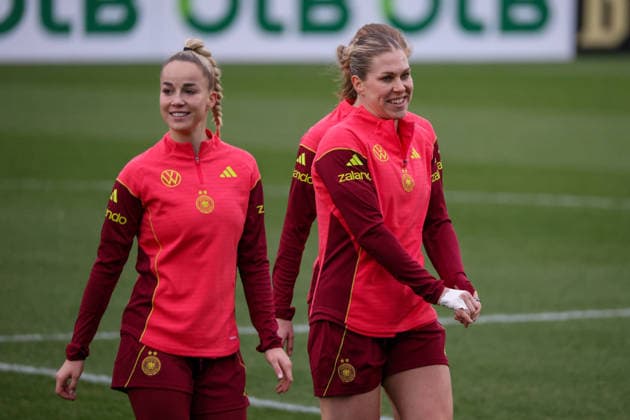 Frankfurt am Main, Deutschland 24. Februar 2026: Vorbereitung auf das Frauen WM-Qualifikationsspiel Deutschland vs. Slovenien - Training Im Bild: v.li. Giulia Gwinn (Deutschland) und Rebecca Knaak (Deutschland) Copyright: HMBxMedia MadeleinexFantini