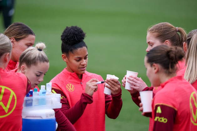 Frankfurt am Main, Deutschland 24. Februar 2026: Vorbereitung auf das Frauen WM-Qualifikationsspiel Deutschland vs. Slovenien - Training Im Bild: Shekiera Martinez (Deutschland), mittig im Bild, mit ihren Mannschaftskolleginnen beim Training in Frankfurt Copyright: HMBxMedia MadeleinexFantini