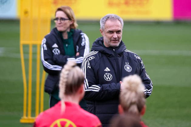 Frankfurt am Main, Deutschland 24. Februar 2026: Vorbereitung auf das Frauen WM-Qualifikationsspiel Deutschland vs. Slovenien - Training Im Bild: Bundestrainer Christian Wück Wueck (Deutschland) beim Training in Frankfurt Copyright: HMBxMedia MadeleinexFantini